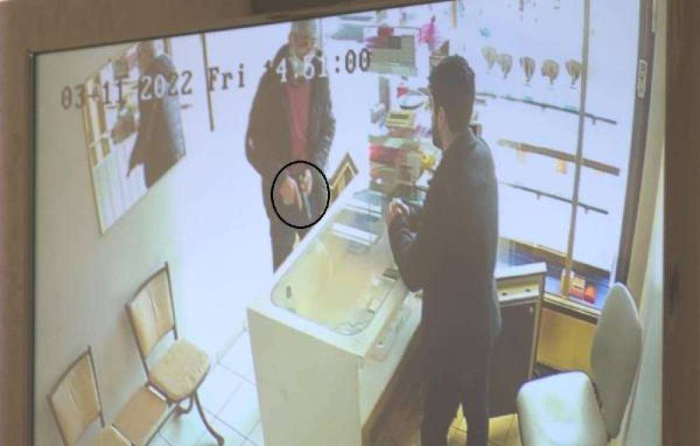 Müşteri gibi girdiği kuyumcu dükkanında silah çekti, altın bileziklerle kaçtı