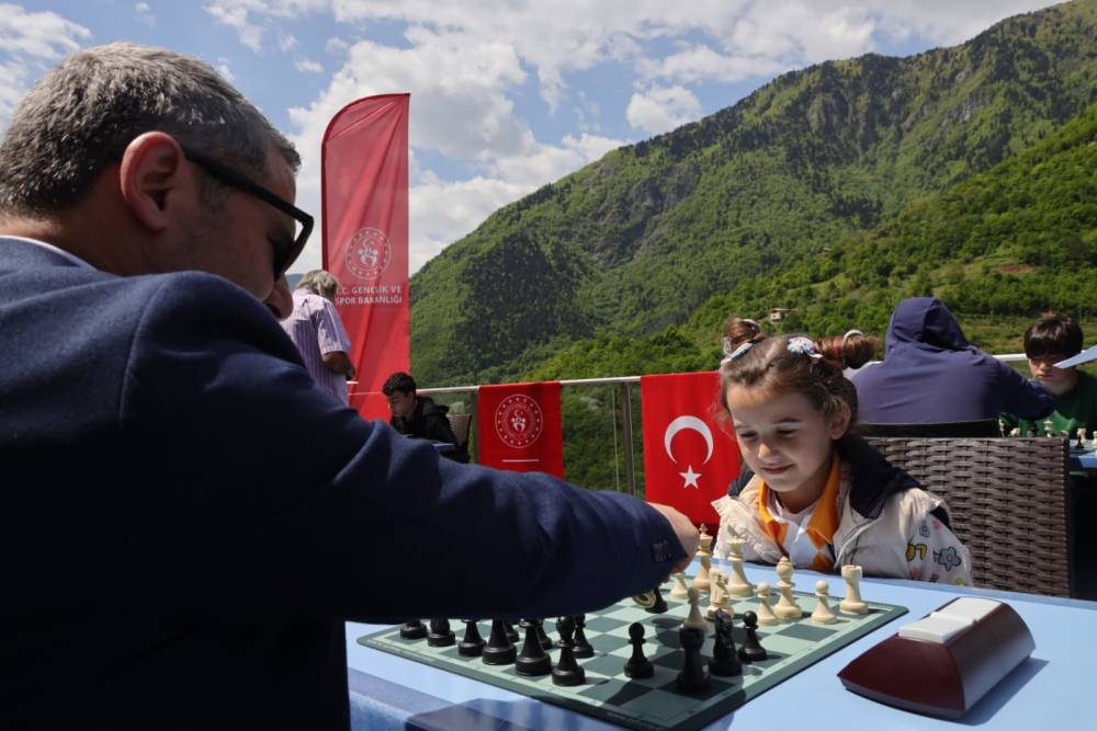Cam terasta satran&ccedil; turnuvası 