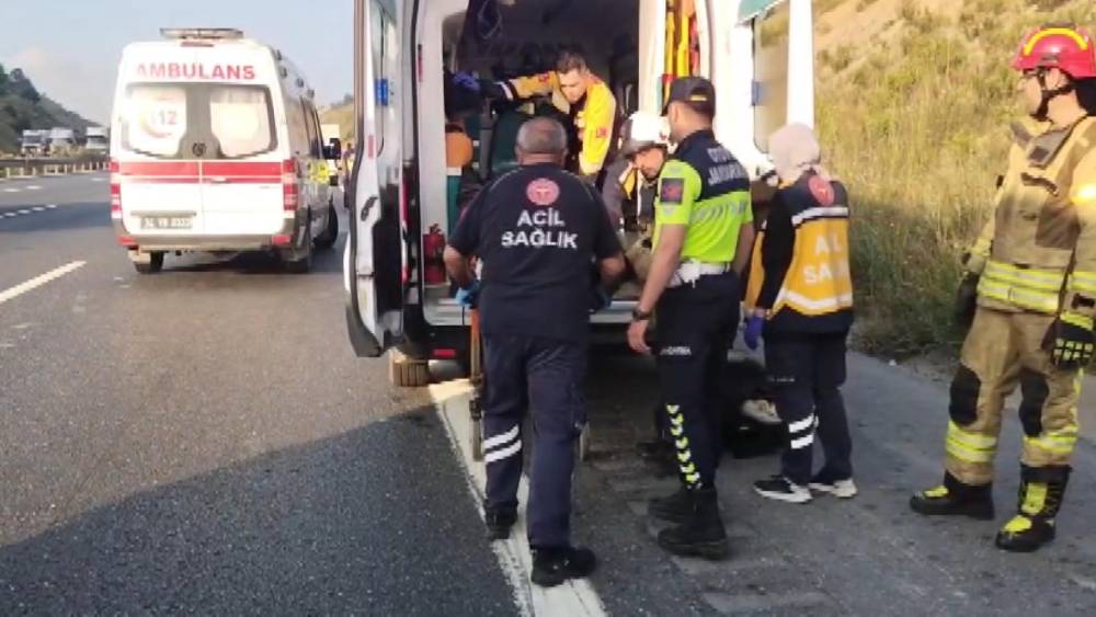 &Ccedil;ekmek&ouml;y Kuzey Marmara Otoyolu'nda kaza; 1'i bebek 3 kişi hayatını kaybetti