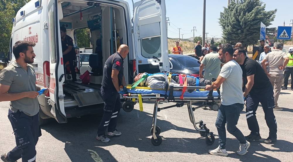 Otomobille &ccedil;arpışan motosikletin s&uuml;r&uuml;c&uuml;s&uuml; yaralandı 