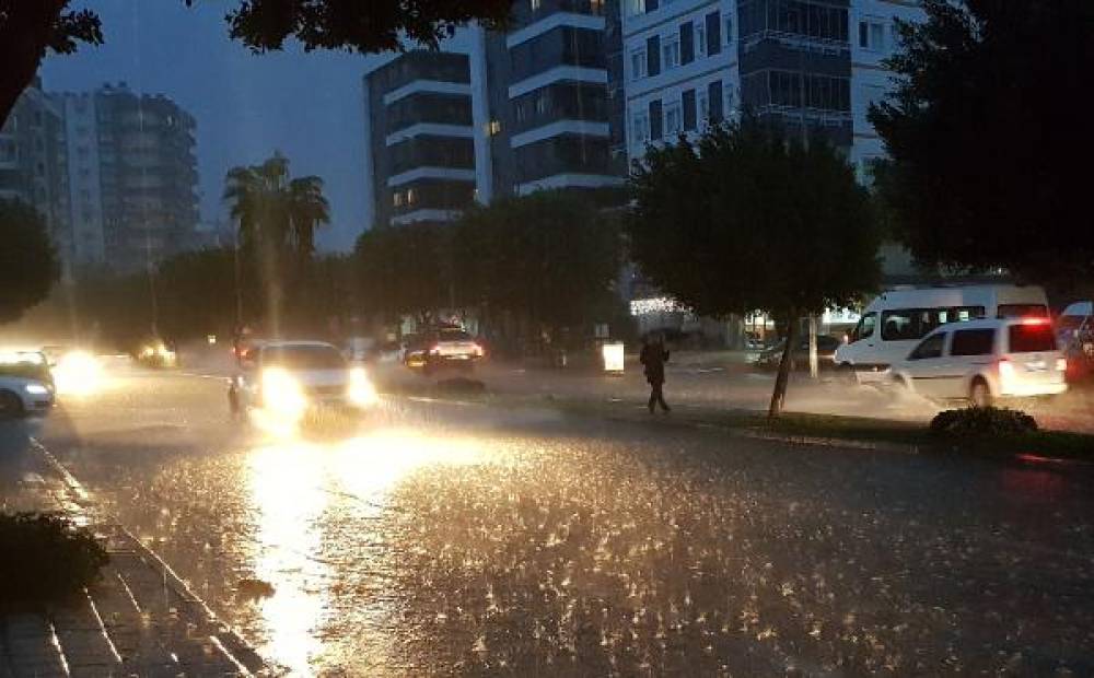 Antalya'da metrekareye 145 kilo yağmur, hızı 122 kilometreye ulaşan fırtına