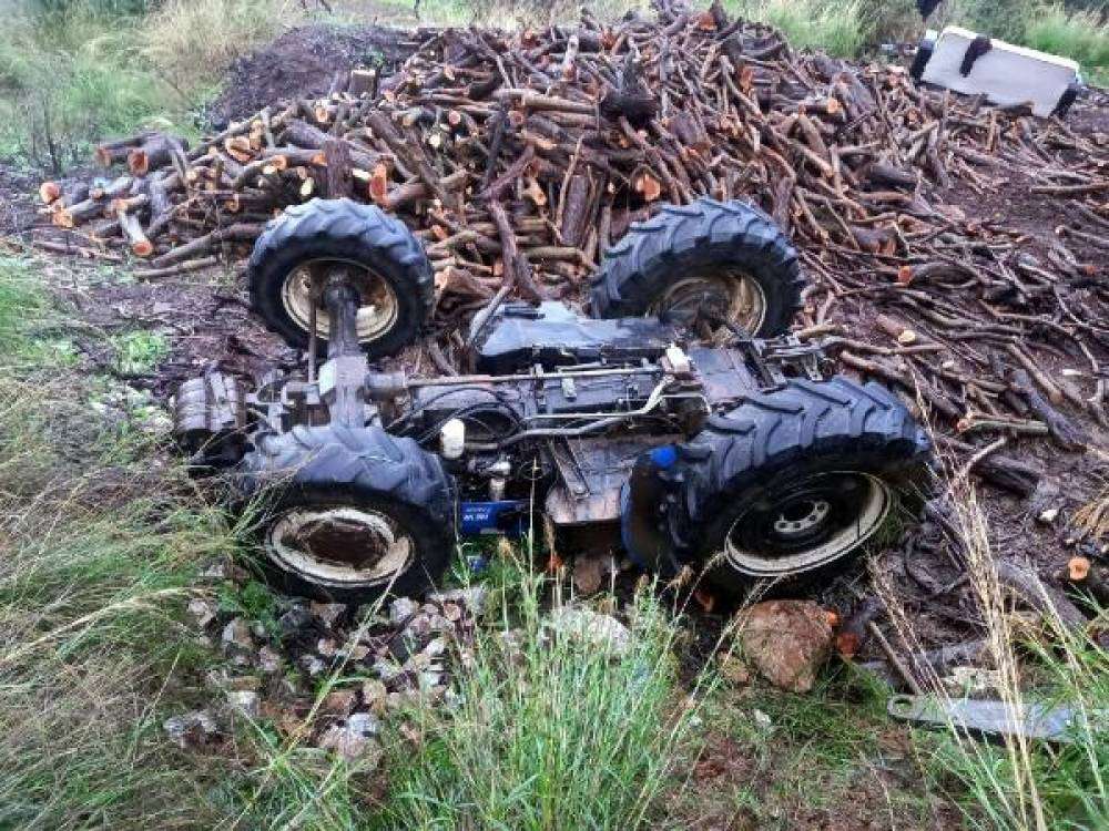 Traktör altında kalıp hipotermi geçirdi, arkadaşını arayınca kurtarıldı 