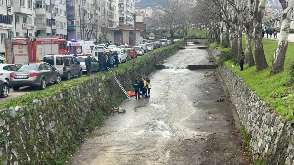2 metre y&uuml;kseklikten dere yatağına d&uuml;ş&uuml;p &ouml;ld&uuml;