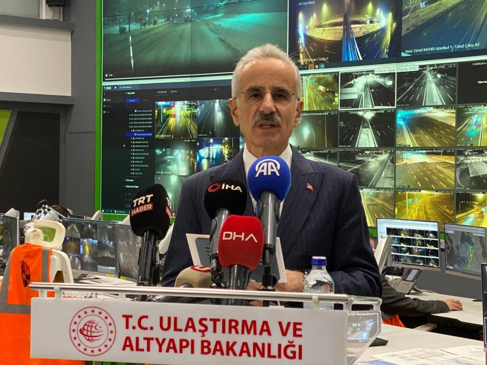 Bakan Uraloğlu: Ekiplerimiz, 13 bin 657 personel ile kar ve buzla m&uuml;cadele &ccedil;alışmalarını s&uuml;rd&uuml;r&uuml;yor