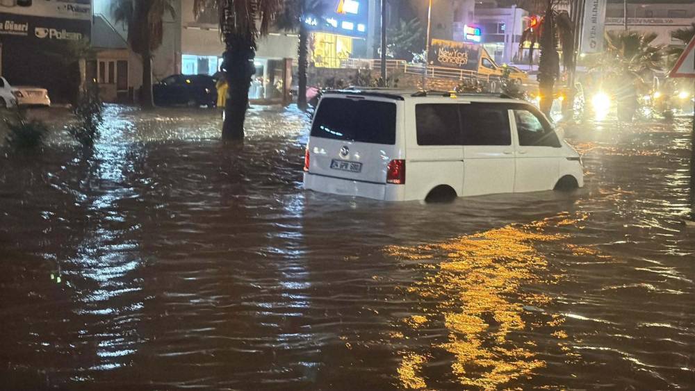 Bodrum&rsquo;da yağış uyarısının ardından okullara 1 g&uuml;n ara verildi