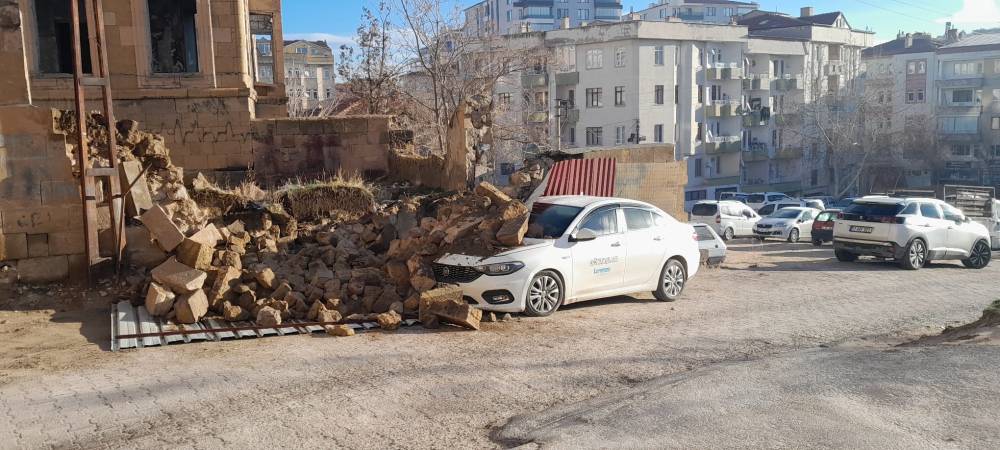 Tarihi evin duvarı park halindeki otomobilin &uuml;zerine devrildi 
