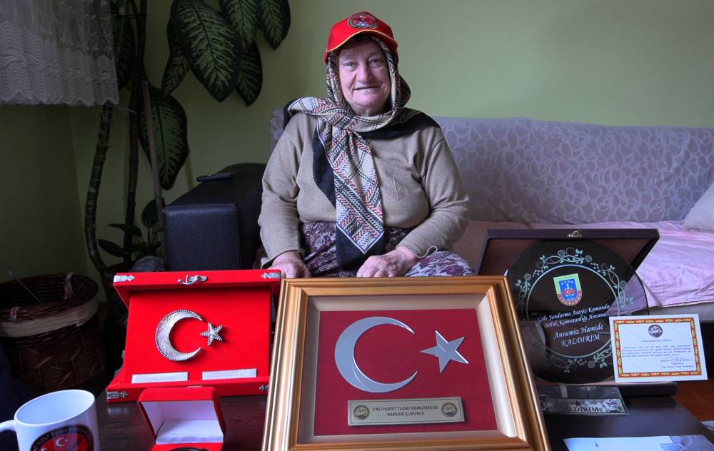İlmek ilmek vatan sevgisi; TSK'dan 'Hamide anne'ye vefa plaketi
