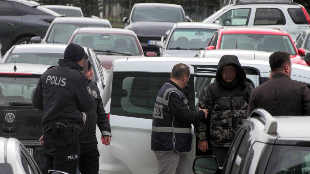 Emekli &ccedil;ifti dolandıran 3 ş&uuml;pheli yakalandı