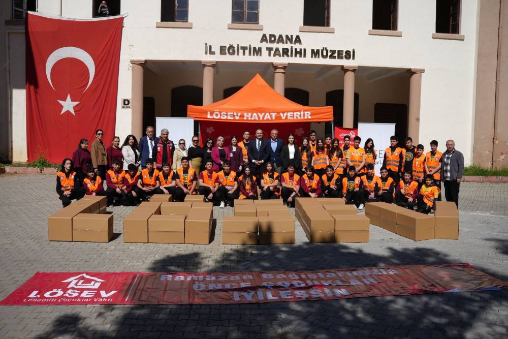 Lise &ouml;ğrencilerinden l&ouml;semili &ccedil;ocuklar i&ccedil;in &lsquo;Koli Koli Mutluluk&rsquo; projesine destek 