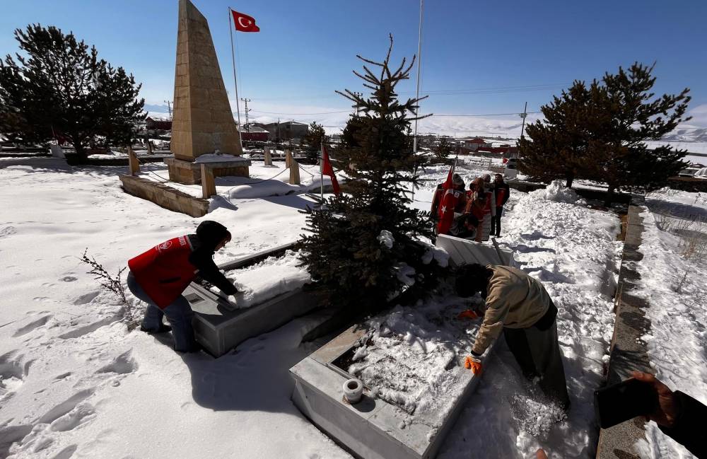 Şehit kabirleri i&ccedil;in temizlik seferberliği