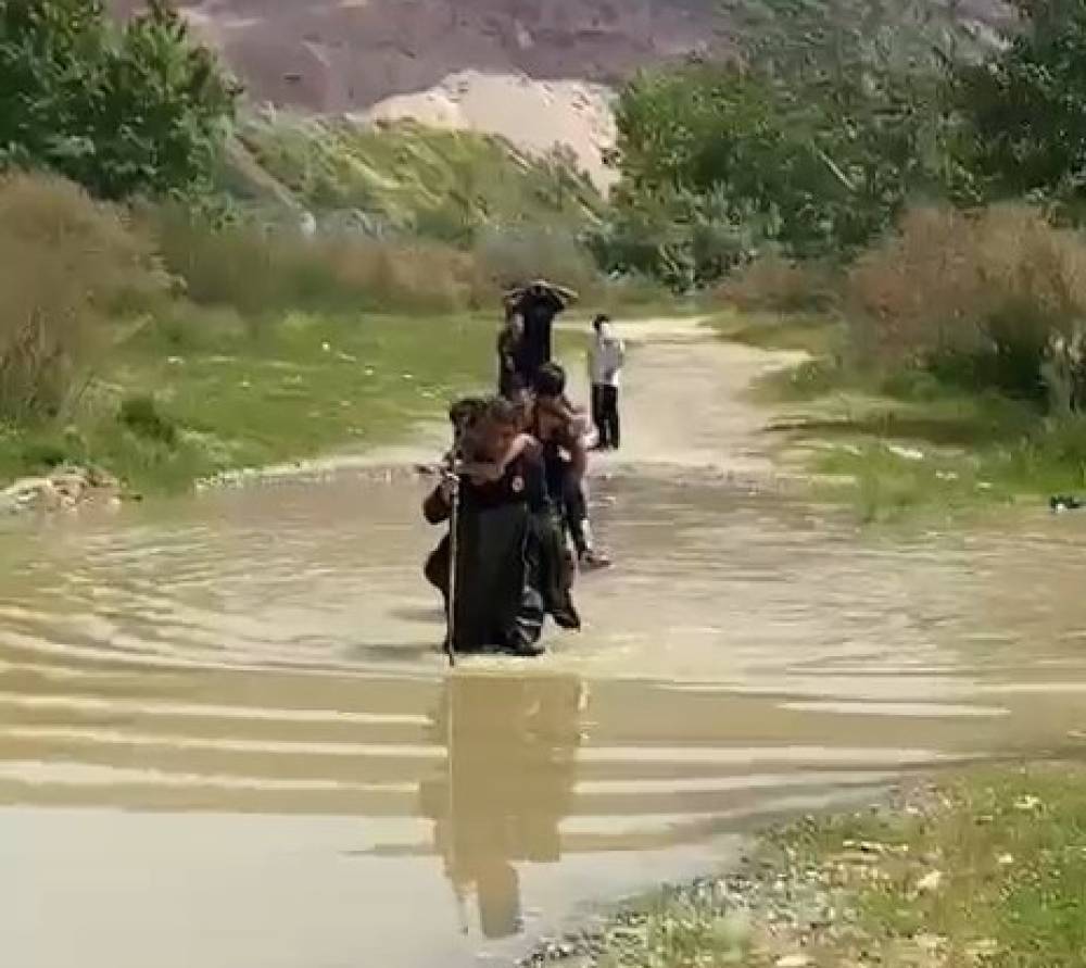 Dere kenarında mahsur kalan 5 &ccedil;ocuğu, itfaiyeciler sırtlarında taşıyıp kurtardı