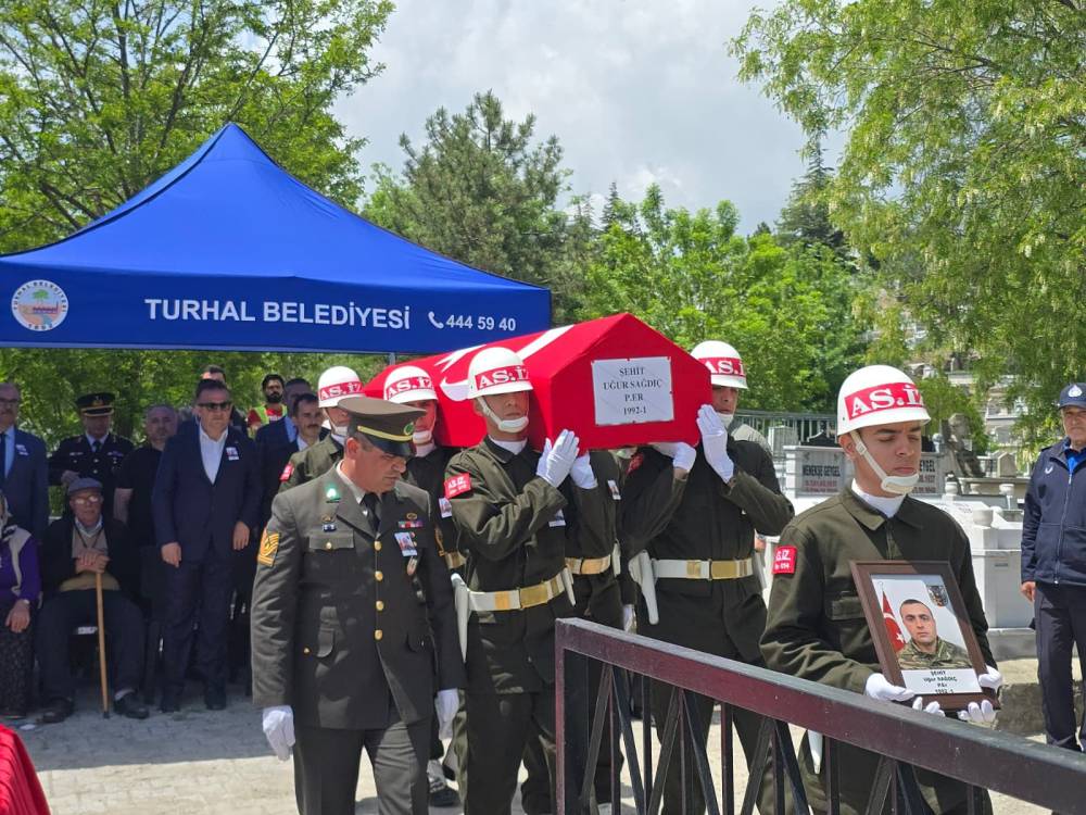Şehit askerin cenazesi, ailesinin isteği &uuml;zerine 14 yıl sonra İstanbul'a nakledildi