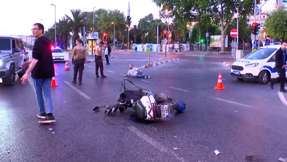 Fatih'te 3 motosiklet &ccedil;arpıştı: 1'i ağır 5 yaralı 