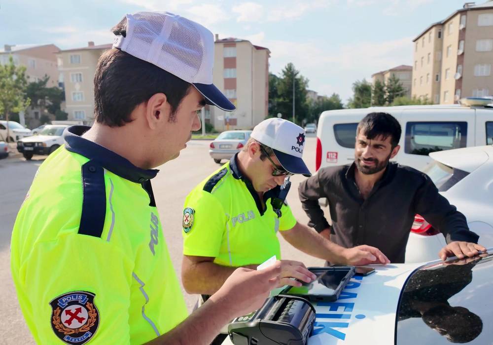 D&uuml;ğ&uuml;n konvoyunda ceza yiyen s&uuml;r&uuml;c&uuml;: Bundan sonra korna &ccedil;almak haram olsun
