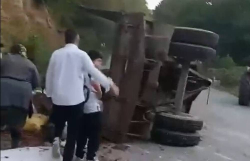D&uuml;zce'de trakt&ouml;r r&ouml;morku devrildi: 11 yaralı