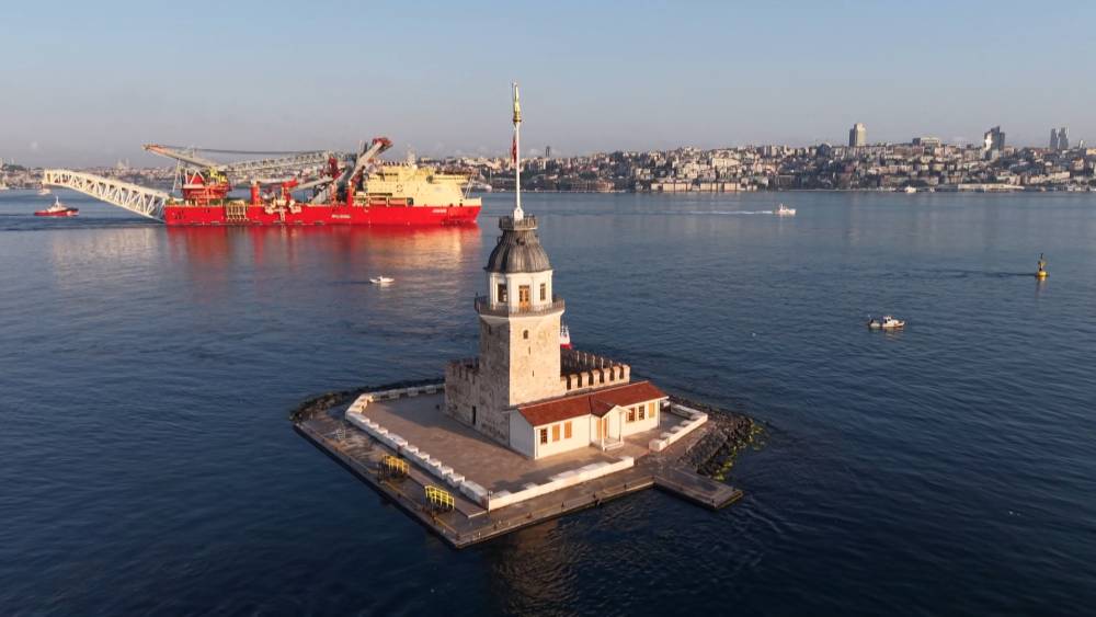 Boru d&ouml;şeme gemisi 'JSD6000' İstanbul Boğazı'ndan ge&ccedil;ti