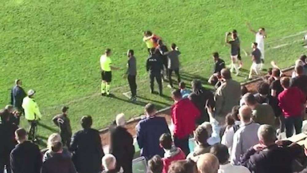 Kırmızı kart gören futbolcu, hakeme kafa attı; maç tatil edildi