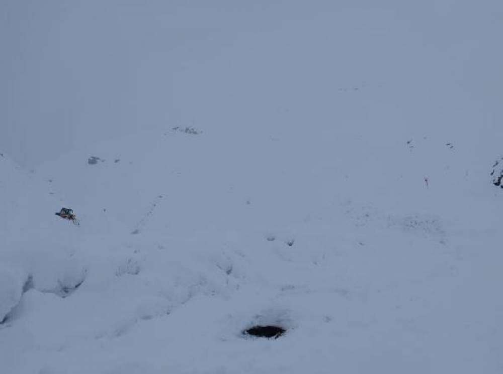 İş makinesi çığ altında kaldı, operatör son anda kurtuldu