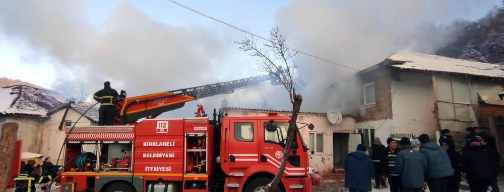   K&ouml;yde &ccedil;ıkan yangında 2 ev hasar g&ouml;rd&uuml;