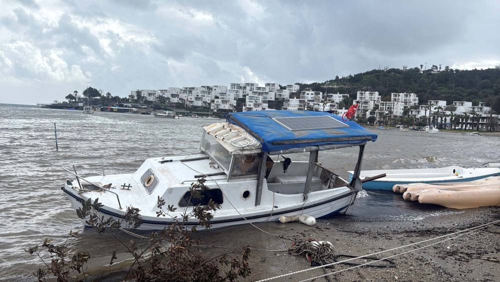 Bodrum'da sağanak; yollar trafiğe kapandı, iş yerlerini su bastı (2)