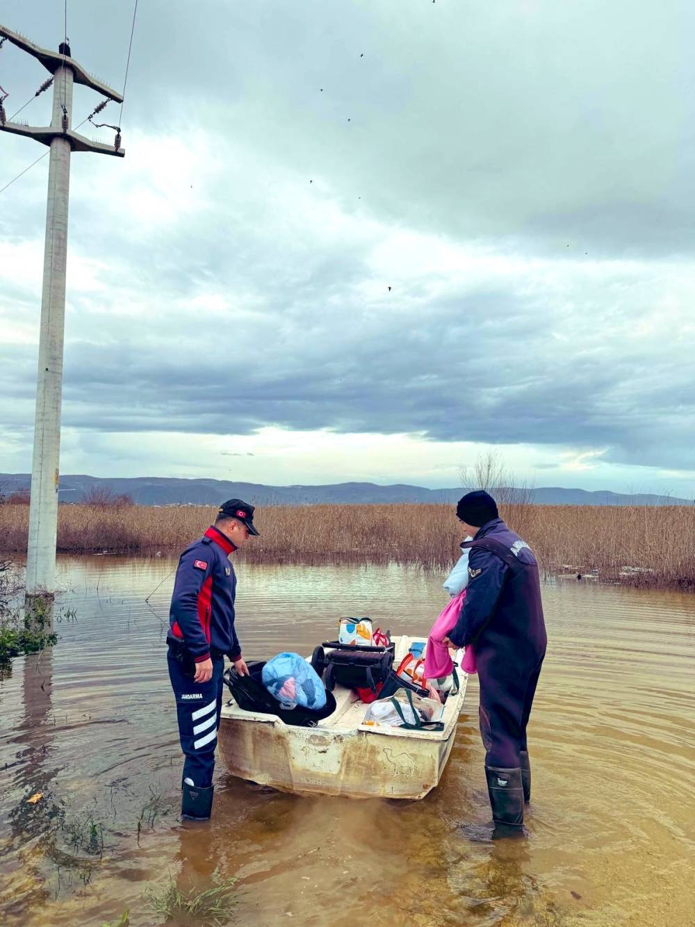 Uluabat G&ouml;l&uuml; taştı, mahsur kalan aile botla kurtarıldı