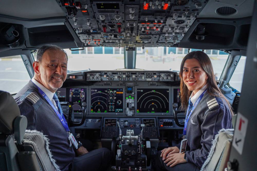 42 yıllık pilot son u&ccedil;uşunda kokpiti, ilk seferine &ccedil;ıkan kızıyla paylaştı