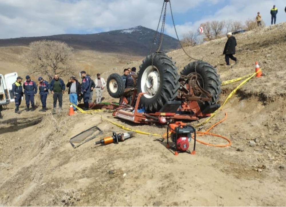 Devrilen trakt&ouml;r&uuml;n altında kalarak hayatını kaybetti