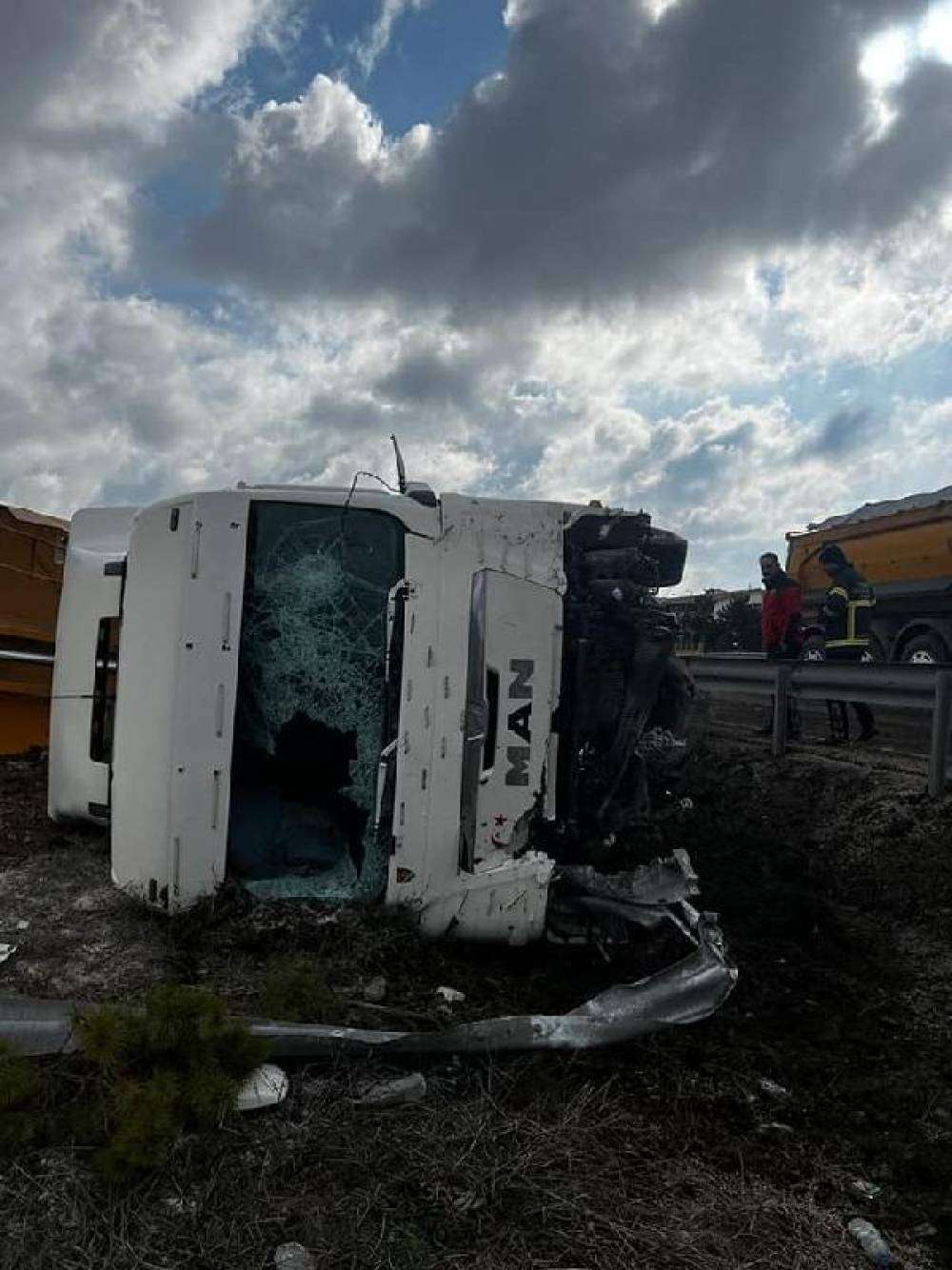 Devrilen TIR'ın sürücüsü yaralandı