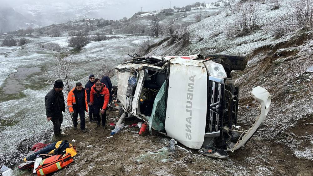 Hasta taşıyan ambulans, u&ccedil;uruma yuvarlandı: 1 &ouml;l&uuml;, 4 yaralı