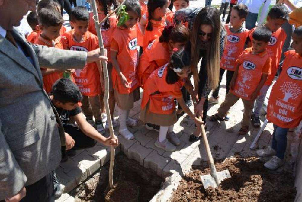 Öğrenciler tiyatro gelirleriyle okula fidan dikti