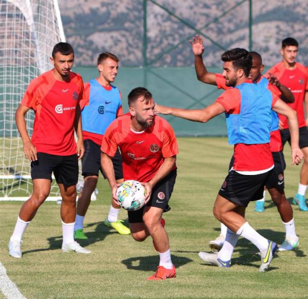 Antalyaspor çift antrenmanla hazırlıklarını sürdürüyor