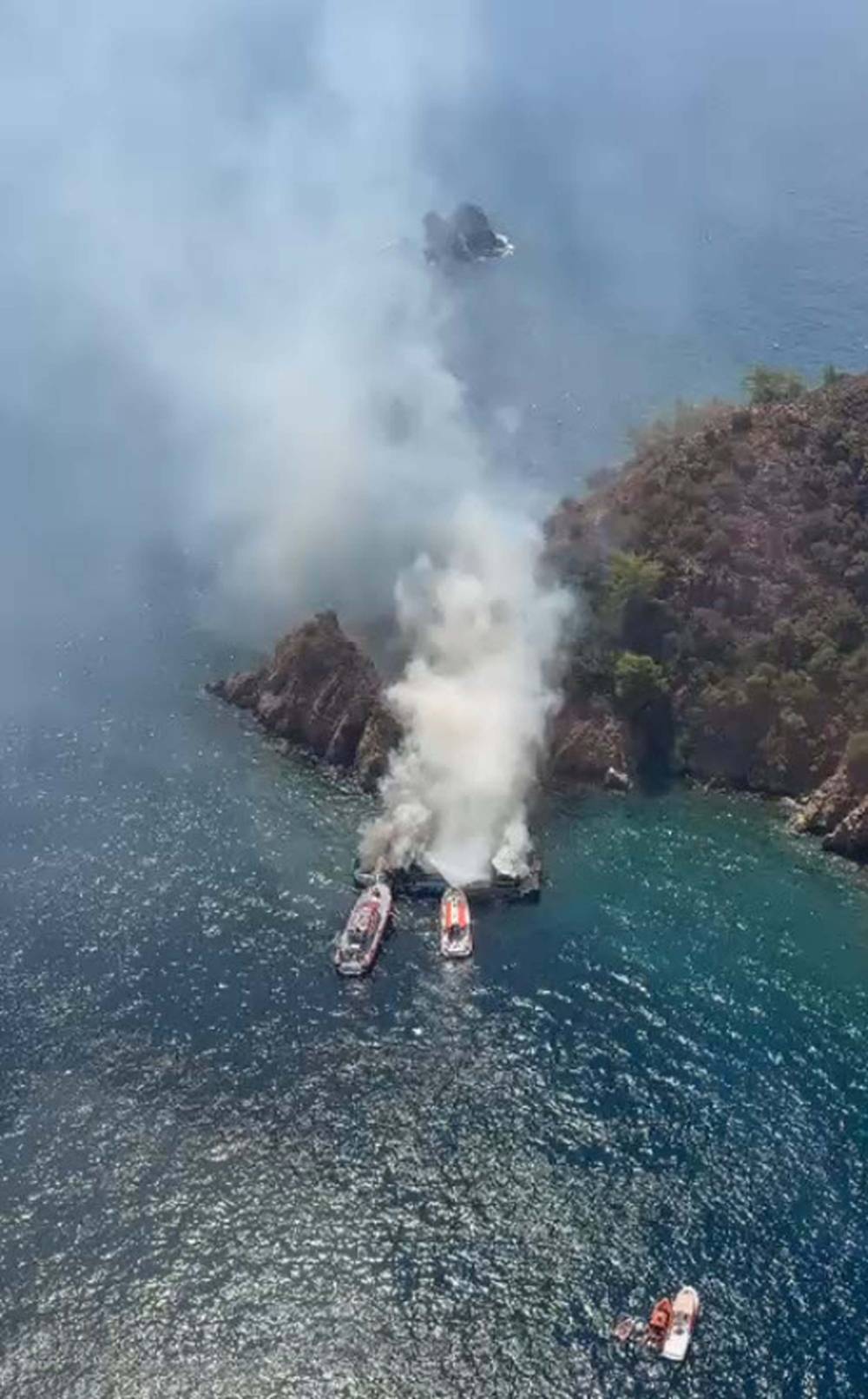 Fethiye&rsquo;de koydaki tekne yandı, 115 yolcu suya atladı (2)