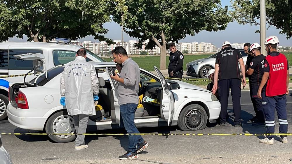 Kırmızı ışıkta bekleyen otomobildekilere saldırı; 1 &ouml;l&uuml;, 2 yaralı