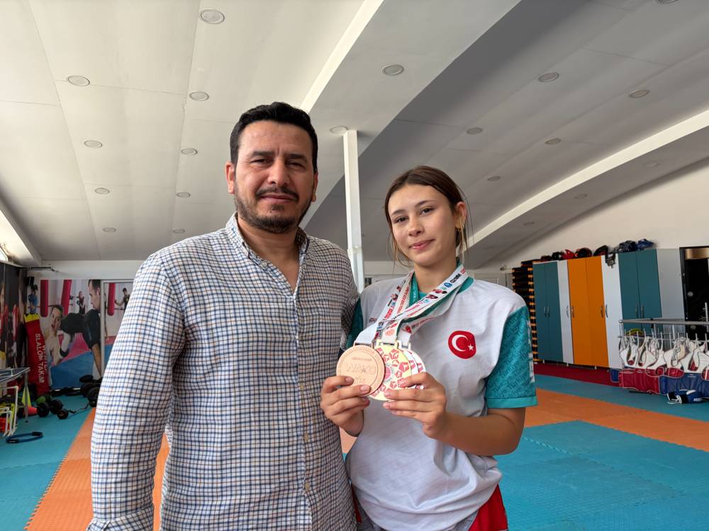 Babasının &ccedil;ocukluk hayalini ger&ccedil;ekleştirmek i&ccedil;in başladığı kick boksta d&uuml;nya 3&rsquo;&uuml;nc&uuml;s&uuml; oldu