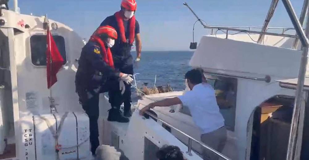 Didim a&ccedil;ıklarında 3'&uuml; &ccedil;ocuk 17 ka&ccedil;ak g&ouml;&ccedil;men kurtarıldı; 1 g&ouml;zaltı
