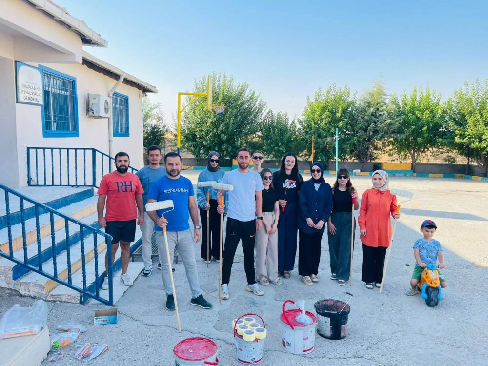 Silopi&rsquo;de &ouml;ğretmenler, g&ouml;rev yaptıkları okulu boyadı