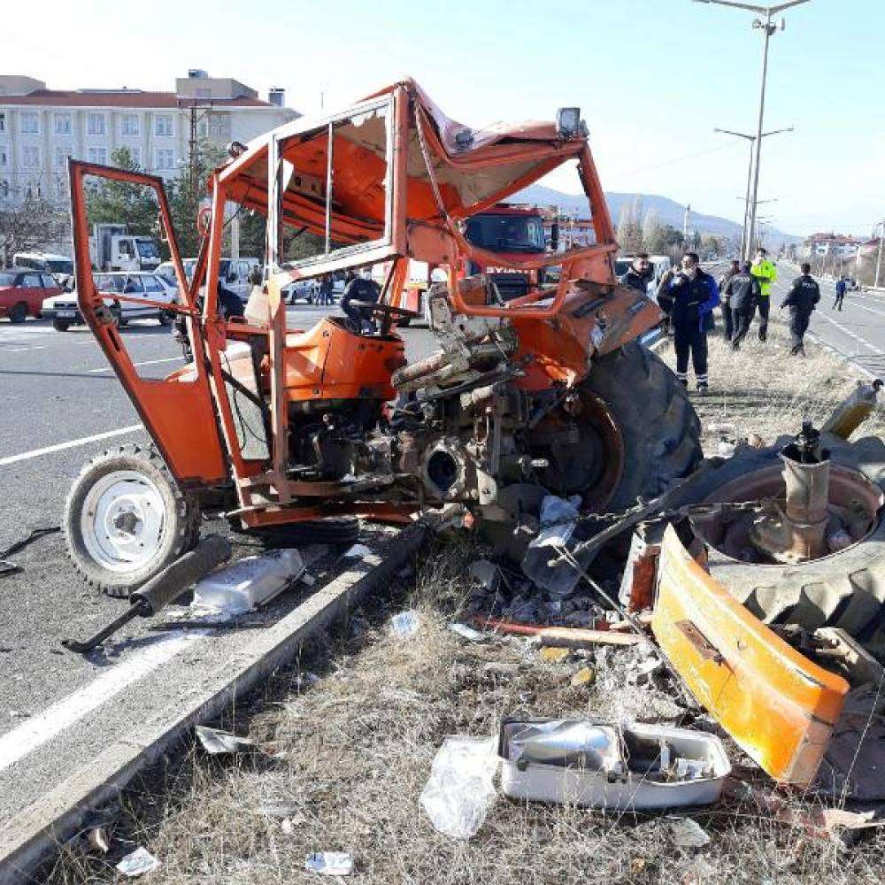 Yolcu otobüsünün çarptığı traktörün sürücüsü öldü