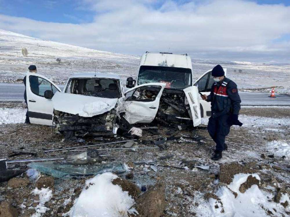Öğrenci servisiyle hafif ticari araç çarpıştı: 1'i ağır, 11 yaralı