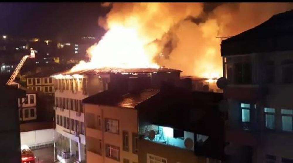 Odunluk yangını, resmi kurum binasının çatısına sıçradı