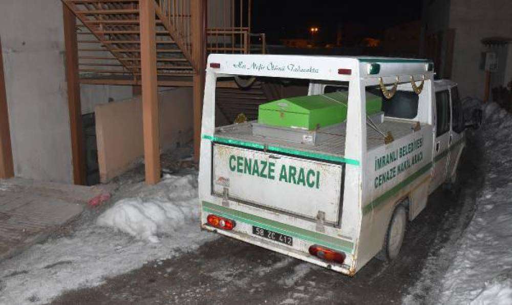 Baba evde parçalanmış, oğlu ise bahçede donmuş halde ölü bulundu