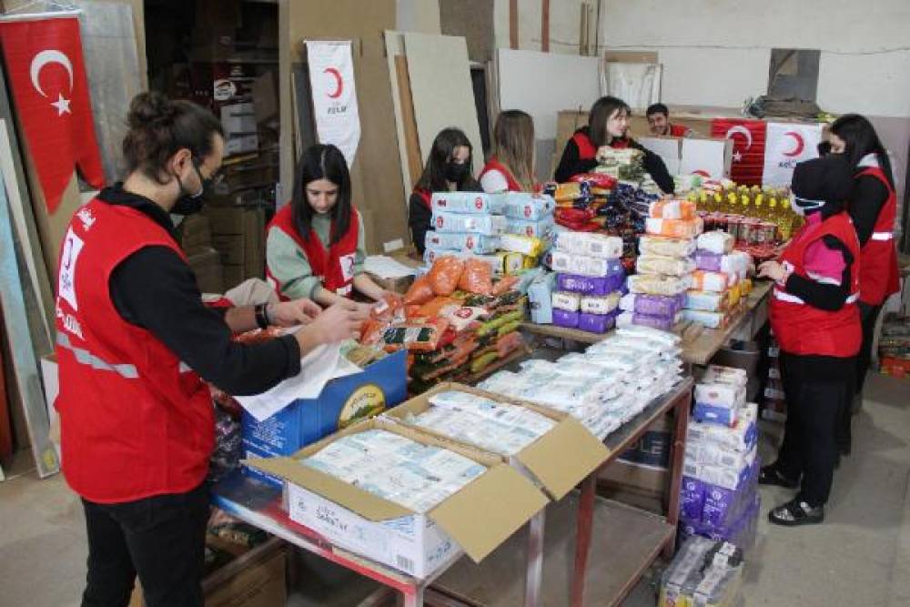 Manisa'da esnaf 100 aileye gıda kolisi bağışında bulundu