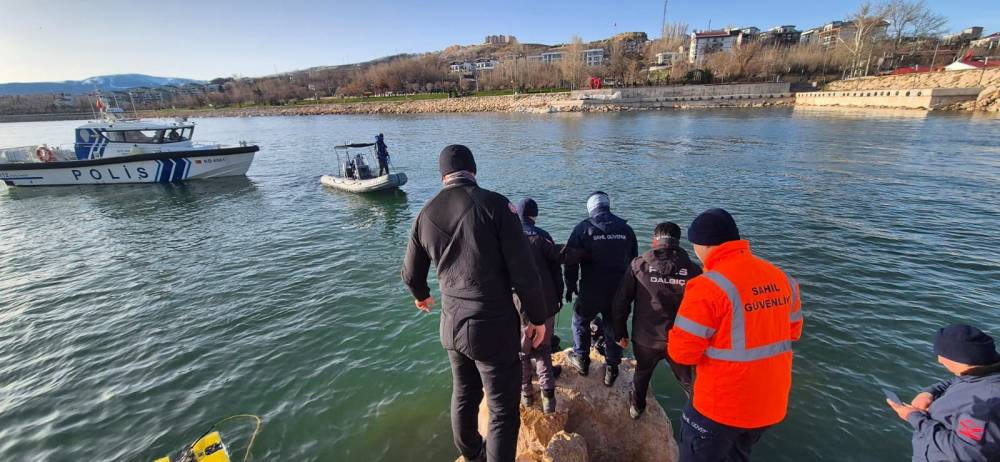Van G&ouml;l&uuml;&rsquo;nde kaybolan Boran &Ouml;ner&rsquo;in cansız bedeni bulundu