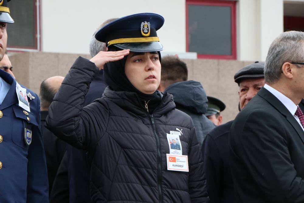 Şehit ağabeyinin cenazesini, asker selamıyla karşıladı