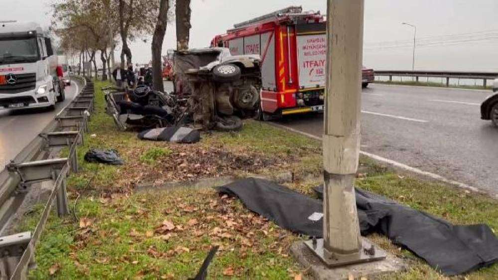 Otomobil, refüjdeki ağaca çarptı: 2 ölü