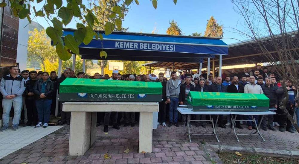 Yoldan &ccedil;ıkan otomobil takla attı; 2 &ouml;l&uuml;, 2 yaralı