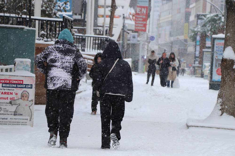 Van'da 363 yerleşim yeri ulaşıma kapandı