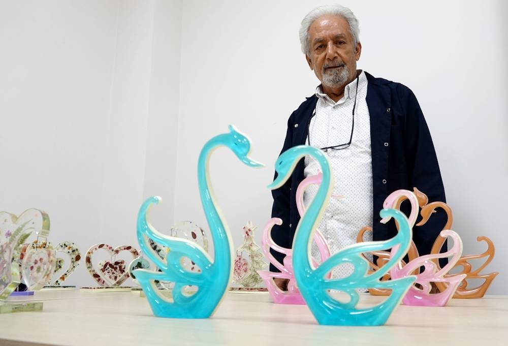 Huzurevinde yaptığı s&uuml;s eşyalarını hediye ediyor