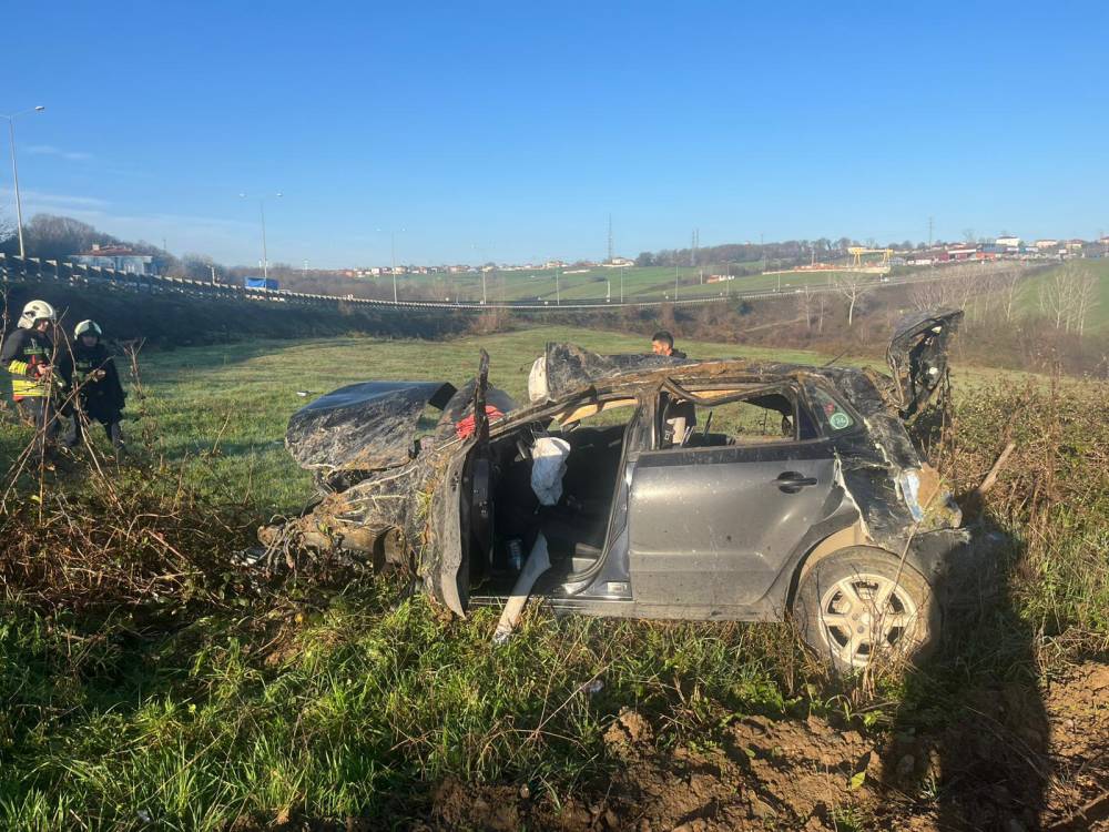 Otomobil tarlaya yuvarlandı: 1 &ouml;l&uuml;