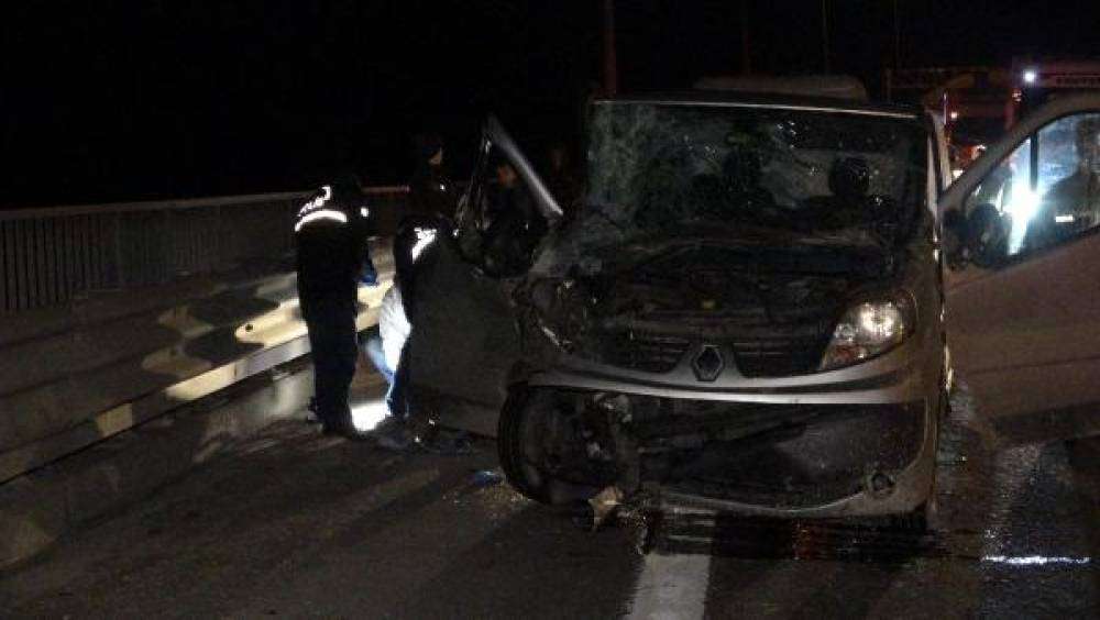 Minibüs TIR'a çarptı: 1 ölü, 1 yaralı