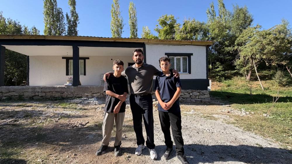 Yarım kalan evlerinde ders &ccedil;alışıp fen lisesini kazanan ikizler, yeni yuvalarına kavuştu